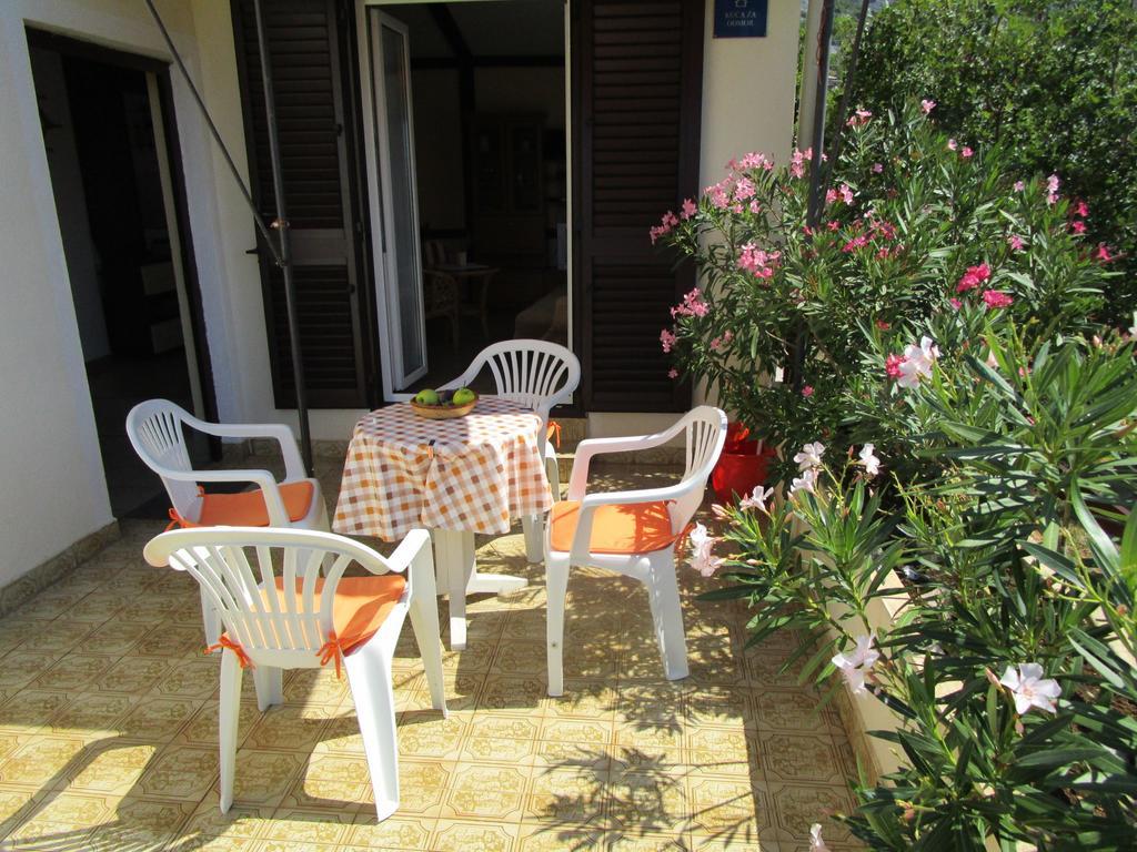 Beachfront House Nada - Happy Rentals Karlobag Kamer foto