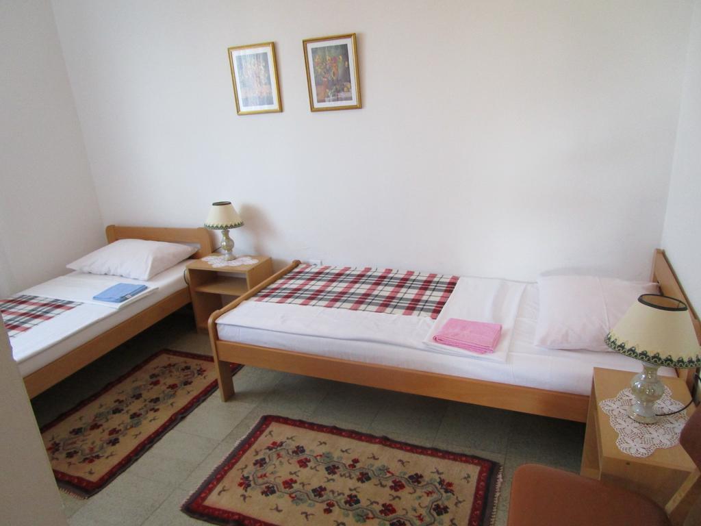 Beachfront House Nada - Happy Rentals Karlobag Kamer foto
